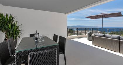 Casa de vacaciones moderna con piscina climatizada, tres dormitorios, terraza, vista al mar