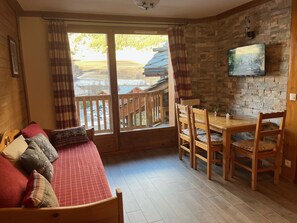 TV - Val-Cenis: Ski-in/Ski-out Apartment with Pool, Sauna, Fitness, Sleeps 4 (Lanslebourg-Mont-Cenis)