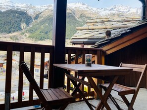 Outdoor dining - Val-Cenis: Ski-in/Ski-out Apartment with Pool, Sauna, Fitness, Sleeps 4 (Lanslebourg-Mont-Cenis)