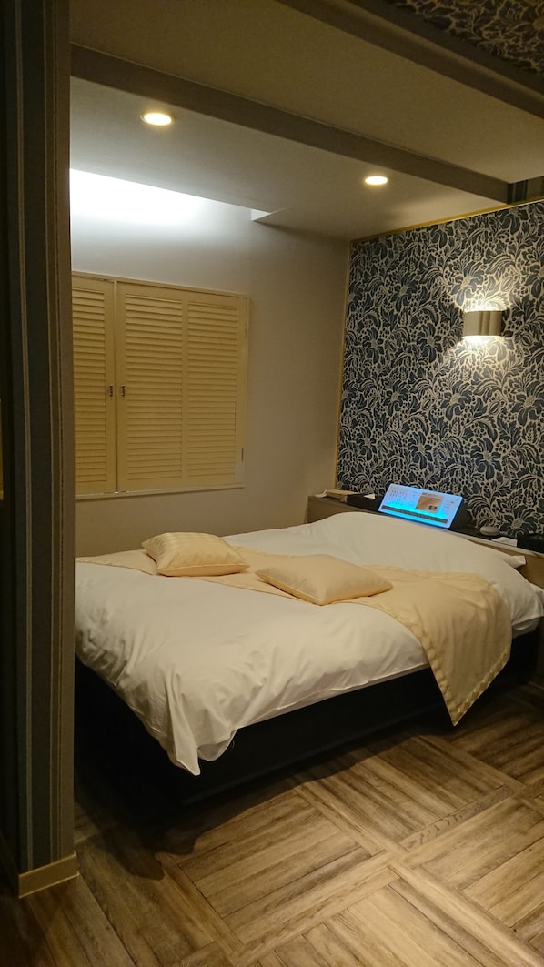1 Schlafzimmer, hochwertige Bettwaren, Daunenbettdecken, Minibar
