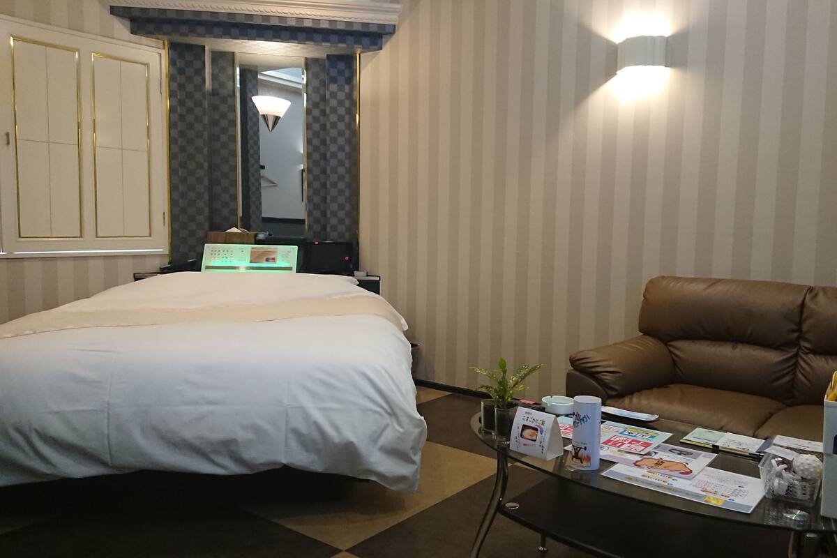 Premium bedding, down comforters, minibar, individually decorated