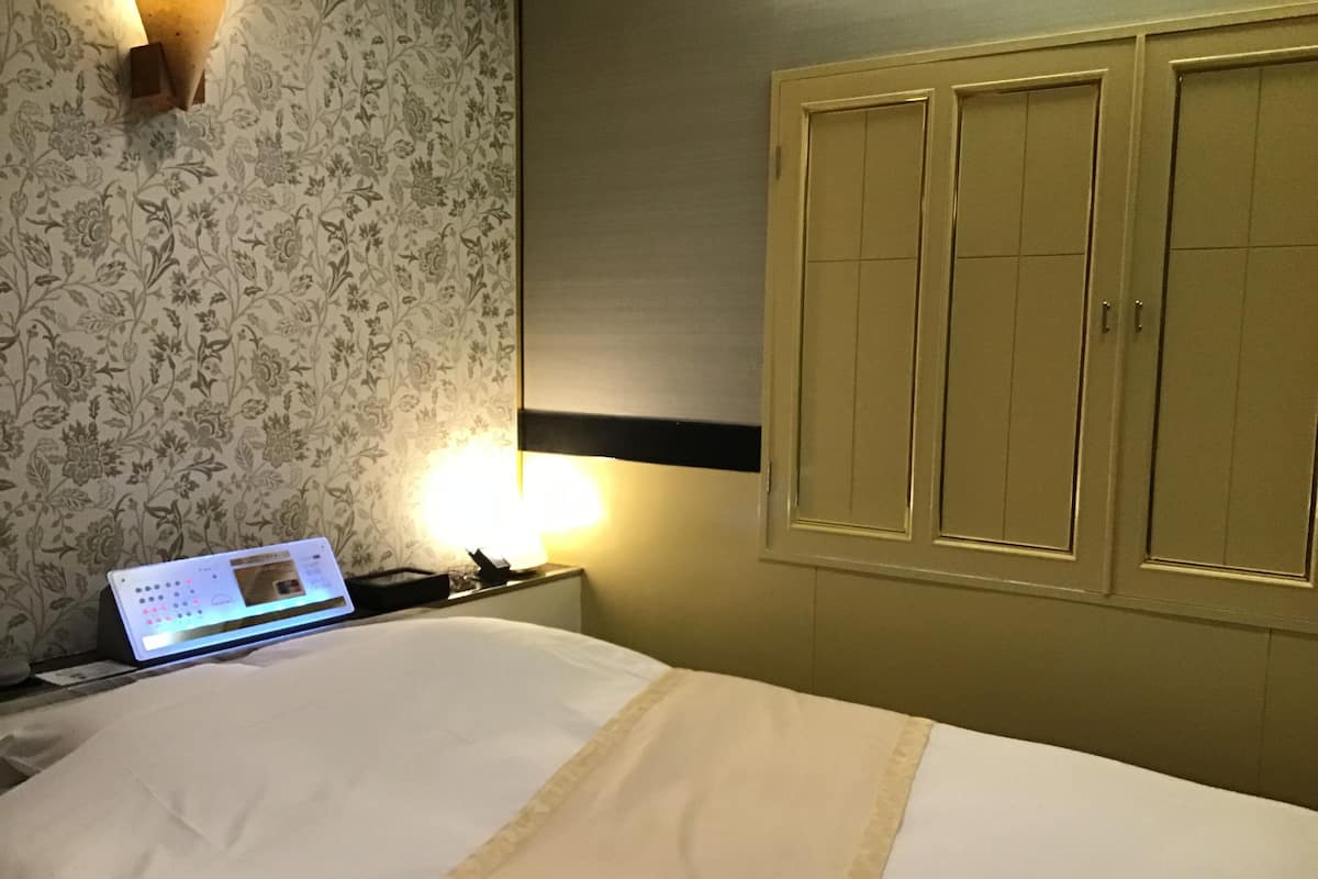 Business Room with Breakfast | Premium bedding, down comforters, minibar, desk