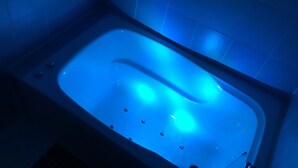 A bathtub with a blue light. - Valentine - Adults Only (Tottori)