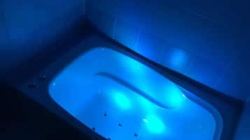 Banheira e chuveiro separados, produtos de toalete grátis