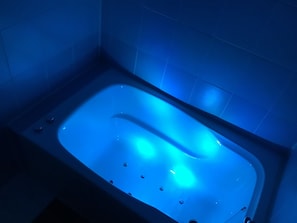 Baignoire et douche séparées, articles de toilette gratuits