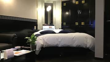 Quarto casal luxo, para fumantes | 1 quarto, roupas de cama premium, edredons de pluma, frigobar