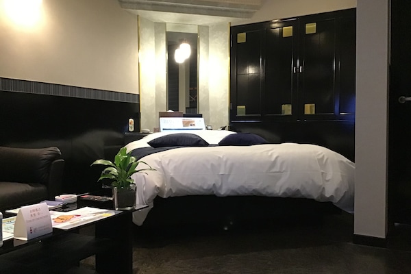 Deluxe Double Room, Smoking | 1 bedroom, premium bedding, down comforters, minibar