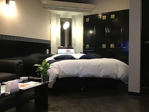 Phòng đôi Deluxe, hút thuốc | Bộ đồ giường cao cấp, chăn bông, minibar, trang trí khác biệt 