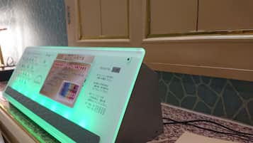 Una pantalla digital con texto y un código QR, probablemente ofreciendo información sobre la habitación o los servicios del hotel.
