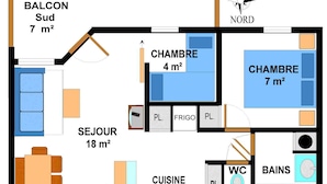 Plano de un hotel con balcón, dos dormitorios, sala de estar, cocina y un baño con inodoro.
