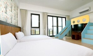 A hotel room with two beds, large windows, a TV, and a staircase. - Meet Love at Pacific Ocean Turtle Island B&B (Toucheng)