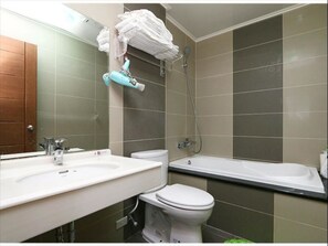 Toalettartikler (inkludert), hårføner, tøfler og håndklær