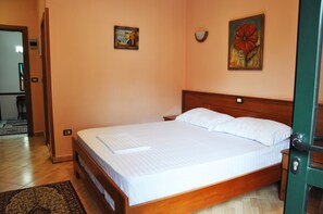 Camera con letto matrimoniale o 2 letti singoli | Una scrivania, postazione laptop, ferro/asse da stiro