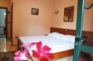 Camera con letto matrimoniale o 2 letti singoli | Una scrivania, postazione laptop, ferro/asse da stiro