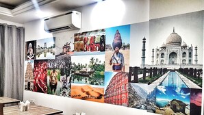 Eine Wand mit einer Collage aus kulturellen und architektonischen Bildern, darunter eine große Darstellung des Taj Mahal.