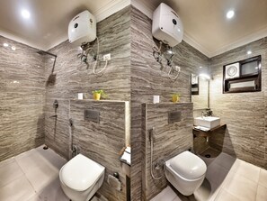 Shower, free toiletries, towels - Hotel Aerocity Purple Orchid (New Delhi)