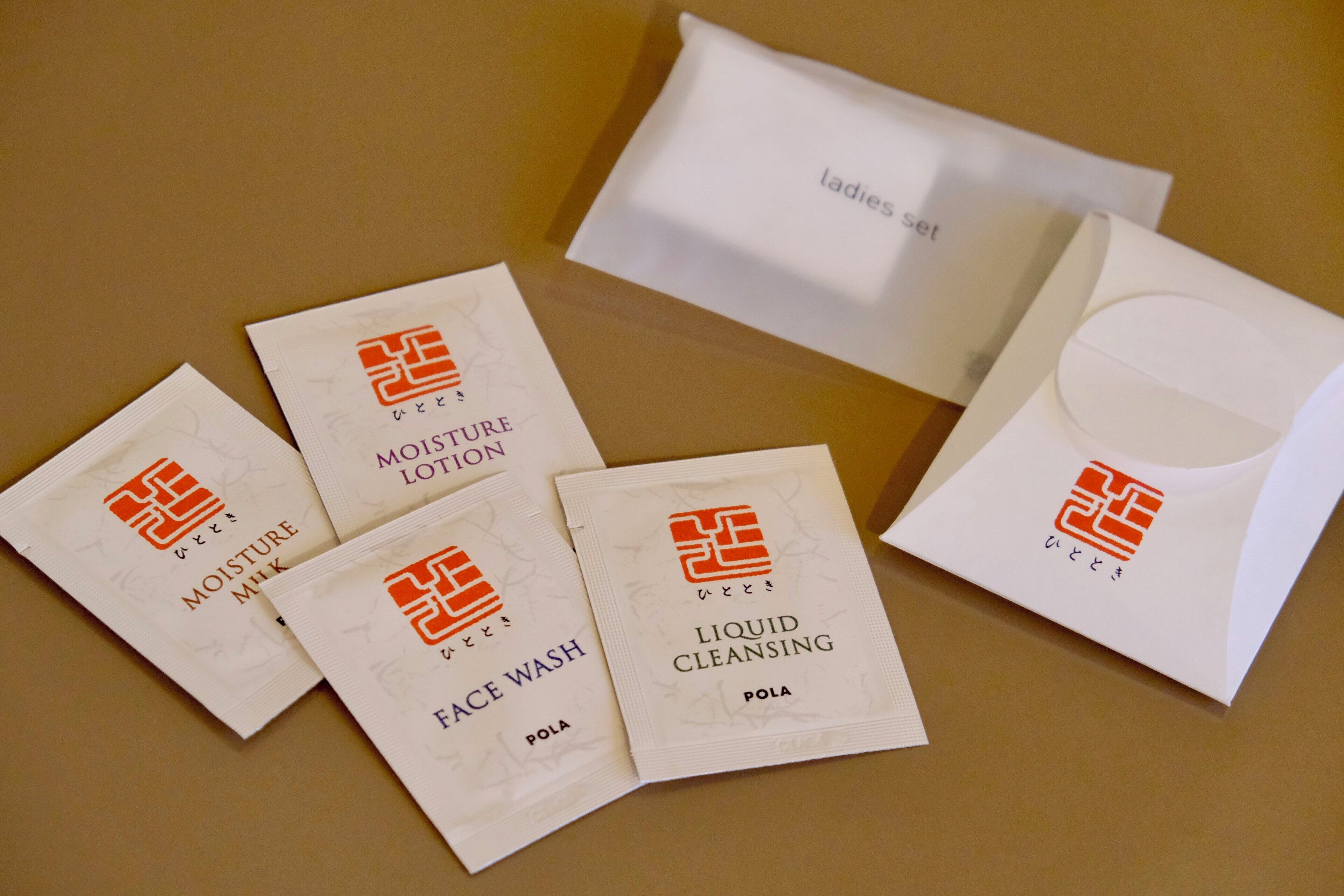 Une gamme de produits de soins pour la peau comprenant un nettoyant pour le visage, une lotion hydratante et un démaquillant liquide, ainsi qu’une trousse de produits de toilette pour femmes.