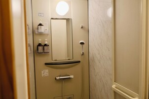 Habitación familiar, 1 habitación, no fumadores, baño privado | Baño | Artículos de higiene personal gratuitos, secador de pelo y zapatillas