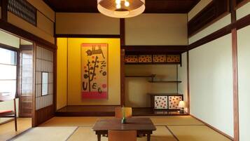 Traditionele kamer, niet-roken, gemeenschappelijke badkamer (Japanese Style, Superior, 2 Guests) | Een kluis op de kamer, een strijkplank/strijkijzer, gratis wifi