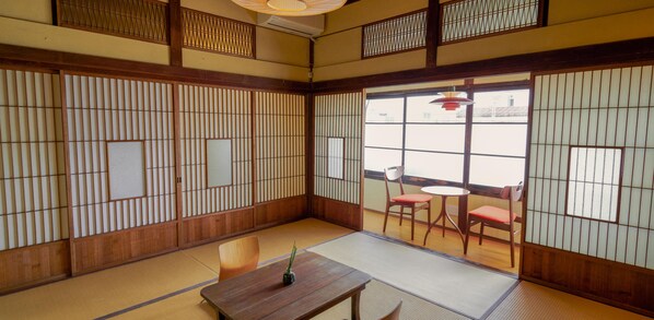 Tradisjonelt rom, ikke-røyk, delt bad (Japanese Style, Superior, 2 Guests) | Safe på rommet, strykejern/-brett, wi-fi (inkludert) og sengetøy