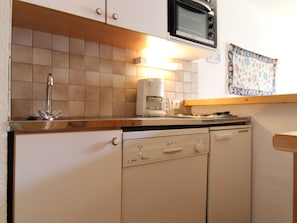 Fridge, oven, dishwasher, coffee/tea maker