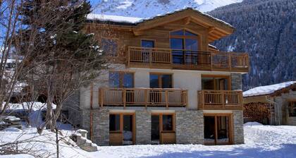 Spacious 3-Bedroom Apartment for 8 in Val Cenis near Ski Lift