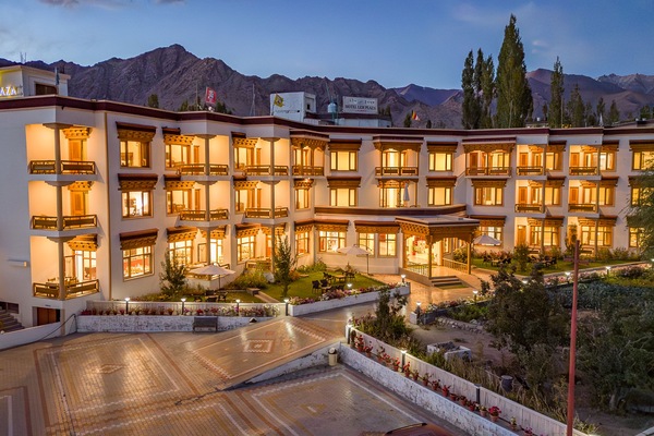 Boendets fasad - kväll/natt