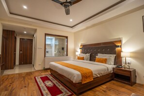 Muebles diferentes, escritorio y espacio para trabajar con laptop 