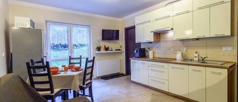 Full-sized fridge, microwave, stovetop, dishwasher