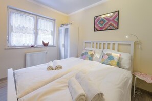 Escritorio, cortinas blackout y tabla de planchar con plancha 