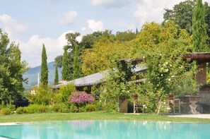 Una piscina al aire libre de temporada