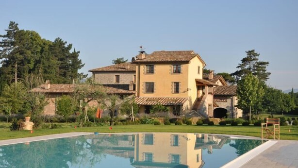 Una casa gran amb una piscina al davant.