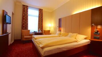 Habitación doble | 1 habitación, caja de seguridad en la habitación y cortinas blackout