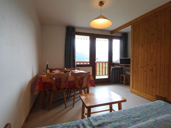Dining - Cozy apartment 4 pers, ski-in/ski-out, balcony, parking, WiFi (Termignon)
