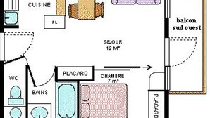 Un hôtel comprenant un espace repas, des toilettes et un balcon.