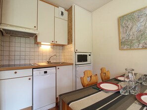 Kühlschrank, Mikrowelle, Herdplatte, Geschirrspüler