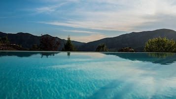 Hồ bơi ngoài trời phục vụ theo mùa