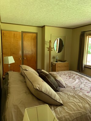 2 bedrooms, desk, iron/ironing board, free WiFi