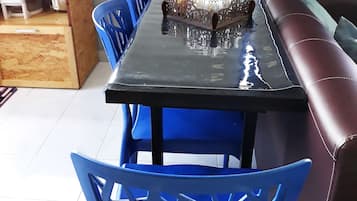 1 Bedroom Apartment | In-room dining