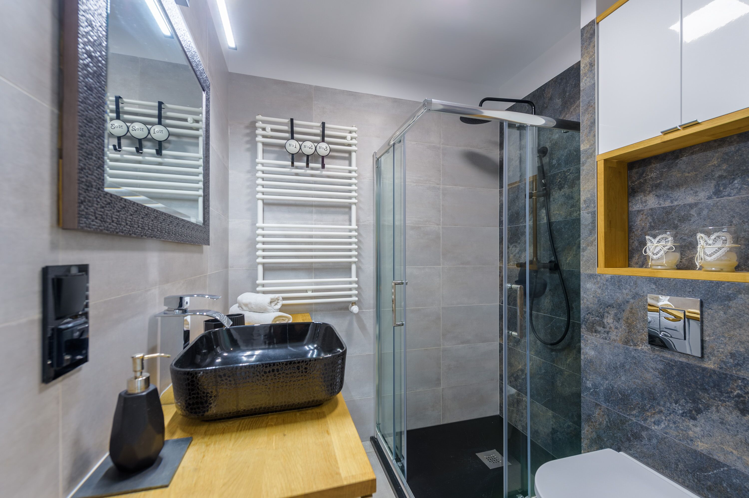 Apartemen Comfort | Kamar mandi | Shower dan handuk