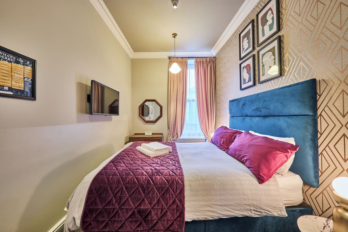 Quarto casal básico | Individualmente decorados, quartos à prova de som, Wi-Fi de cortesia