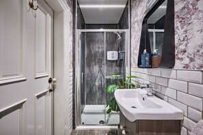 Townhome, Private Bathroom (Art House 20 Guests) | Bathroom | Hair dryer, towels - Art House (Londonderry)