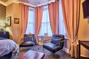 Individually decorated, soundproofing, free WiFi, bed sheets - Art House  (Londonderry)