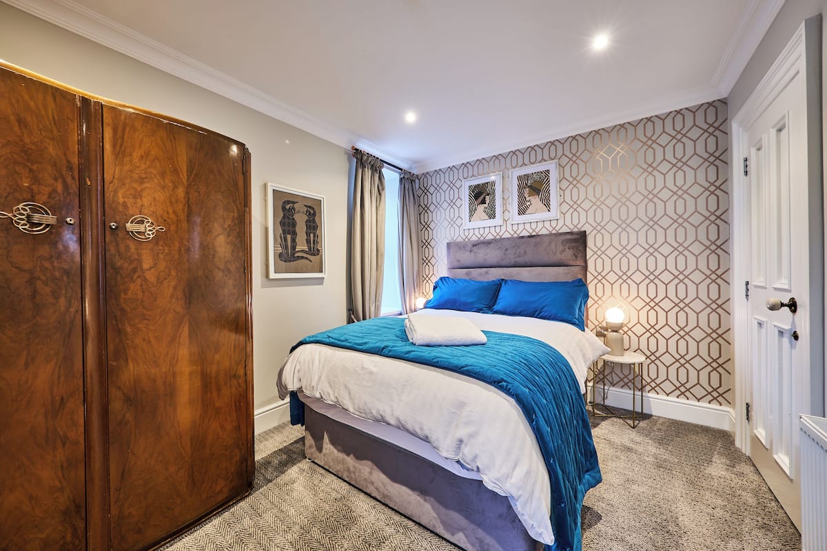 Quarto casal | Individualmente decorados, quartos à prova de som, Wi-Fi de cortesia