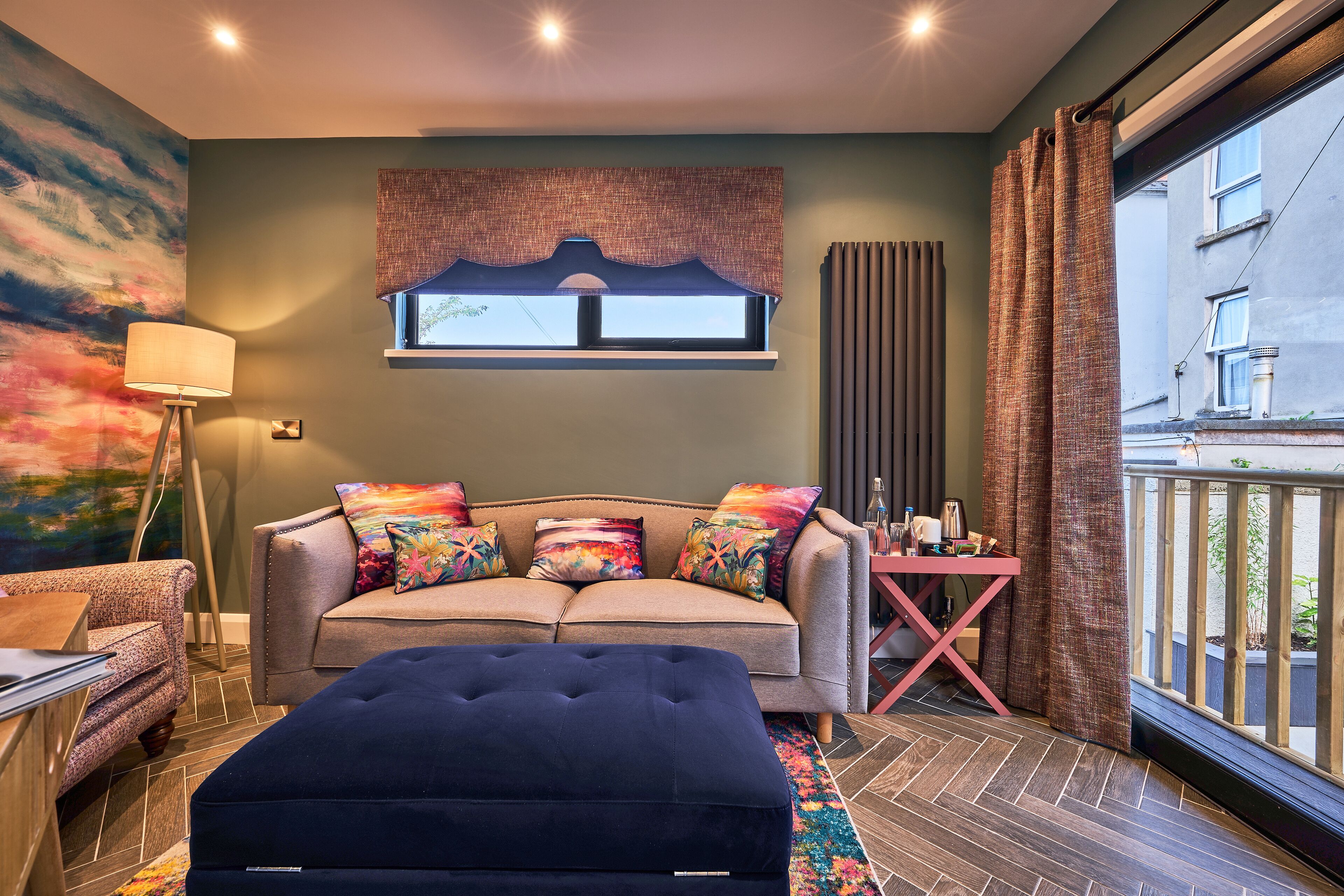 بديكورات فريدة لكل غرفة وتجهيزات عازلة للصوت وواي فاي مجانًا