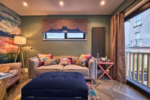 Studio | Individually decorated, soundproofing, free WiFi, bed sheets - Art House  (Londonderry)