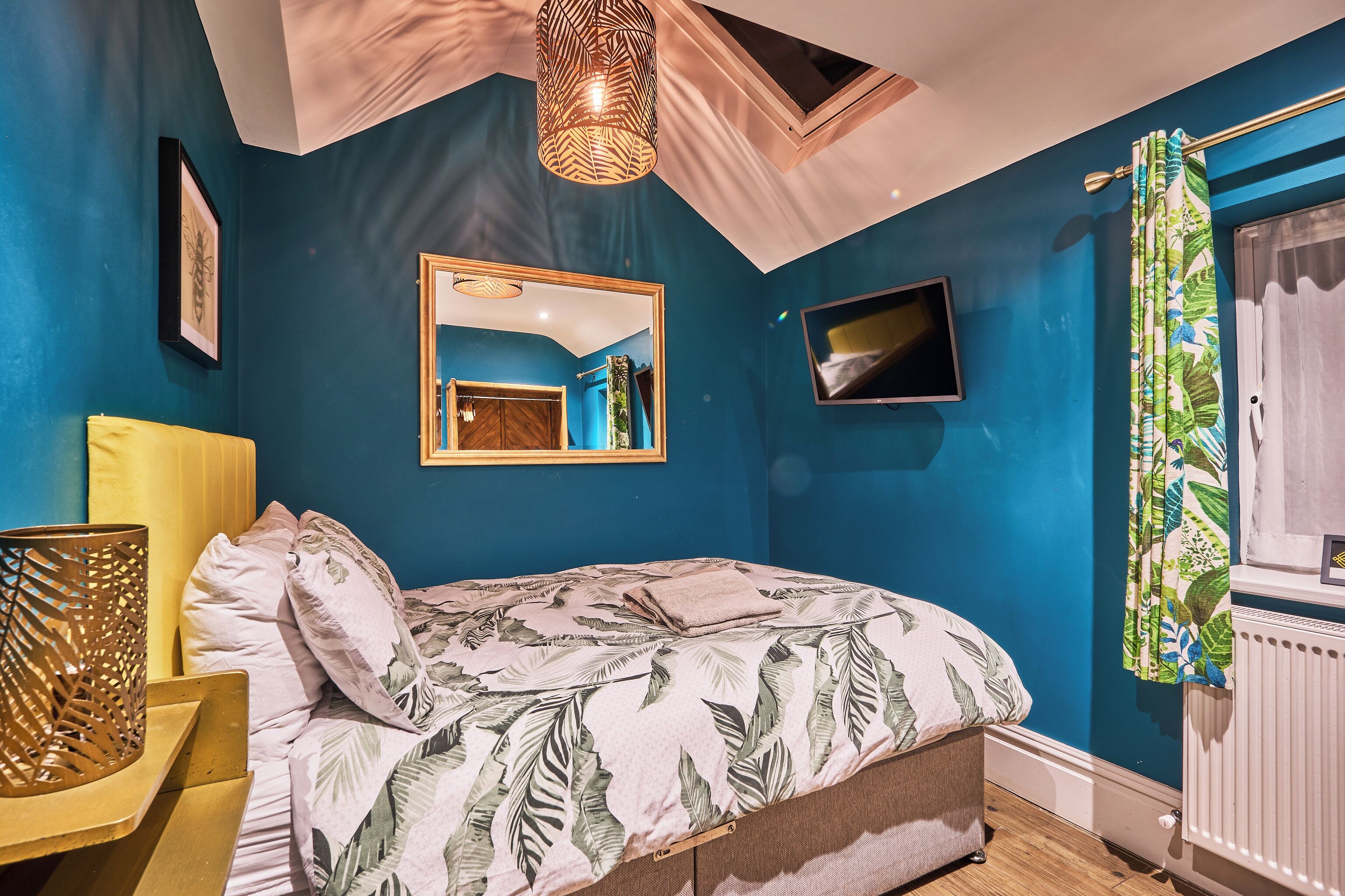 Quarto casal de uso individual | Individualmente decorados, quartos à prova de som, Wi-Fi de cortesia