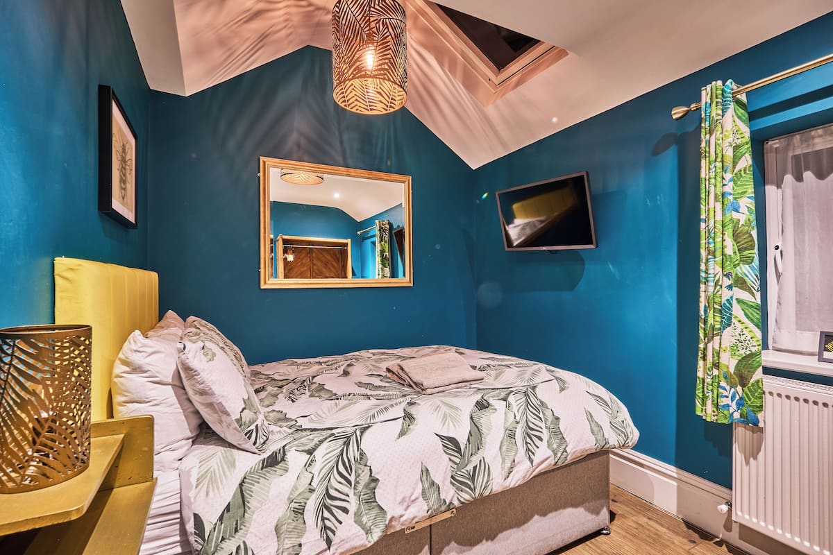 Quarto casal de uso individual | Individualmente decorados, quartos à prova de som, Wi-Fi de cortesia