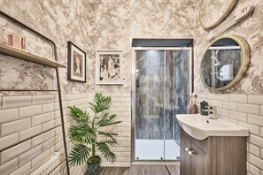 Hair dryer, towels - Art House  (Londonderry)