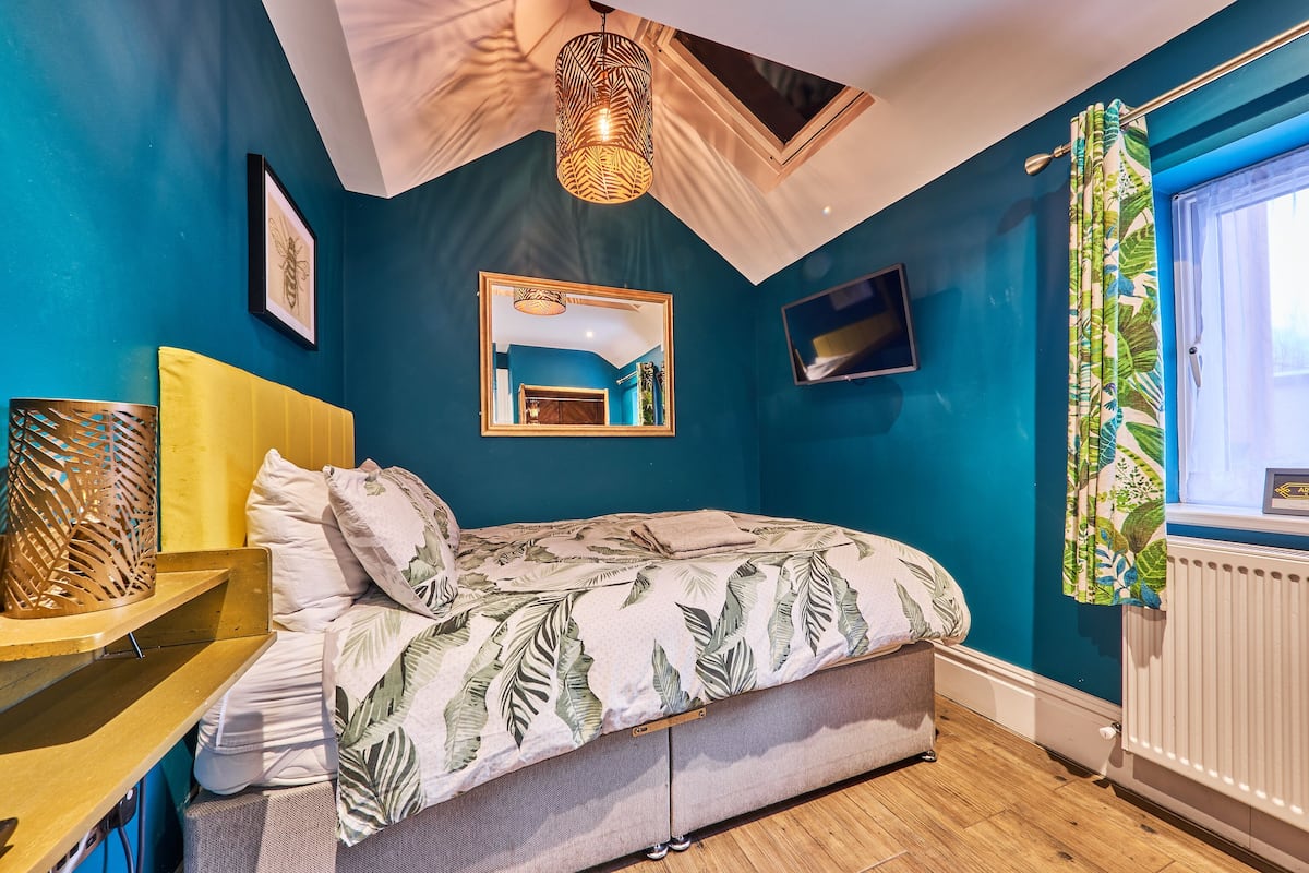 Individually decorated, soundproofing, free WiFi, bed sheets